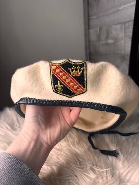 Normandy Ultrabasque Cream Wool Beret with Embroidered Crest